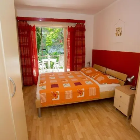 Comfortable With Balcony & Garden View Lägenhet